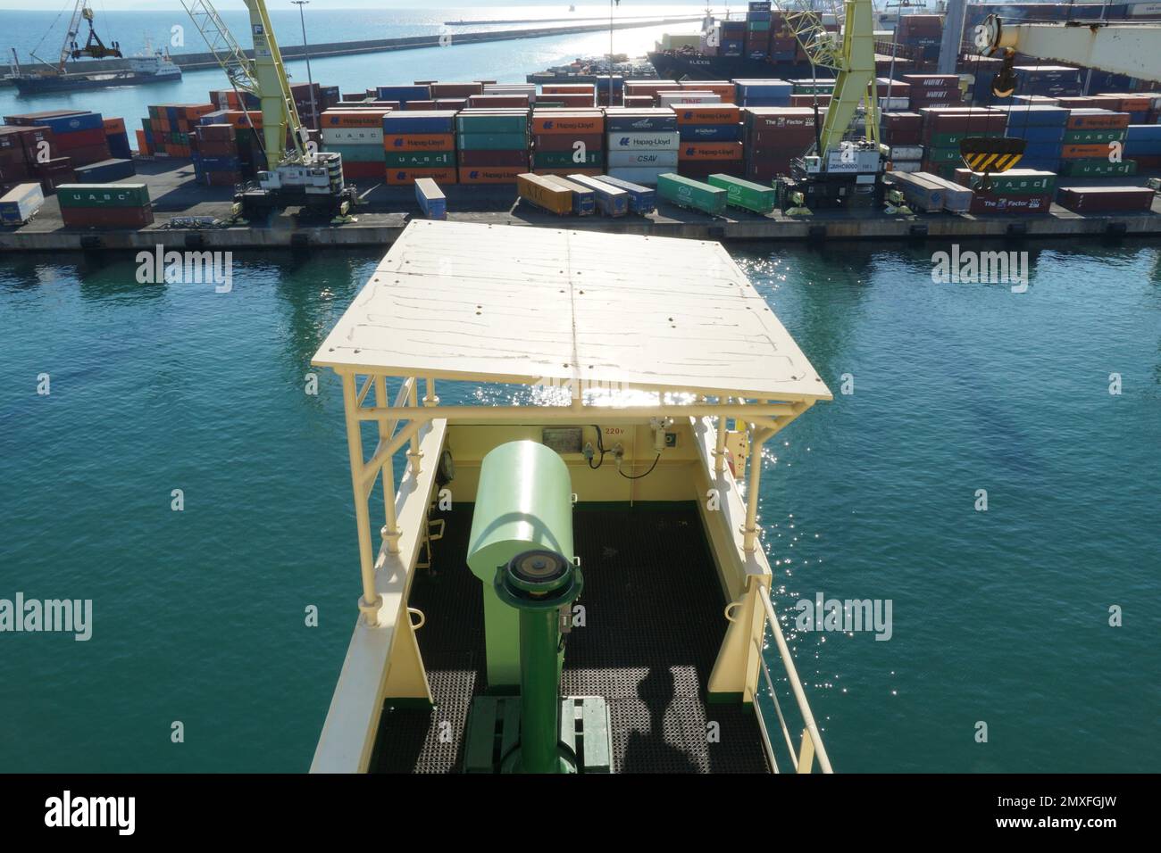 Vista sulla console di navigazione remota sull'ala del ponte coperto con riparo sul canale di Panama. Foto Stock