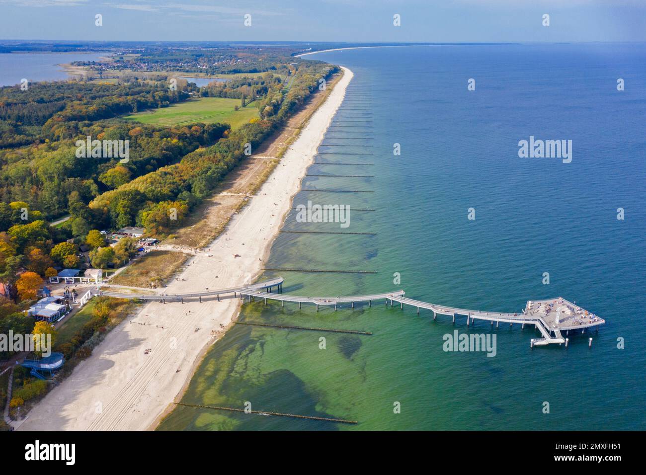 Vista aerea sul molo di Koserow / Seebrücke e sulla spiaggia di Amber sull'isola di Usedom nel Mar Baltico, Meclemburgo-Vorpommern, Germania Foto Stock