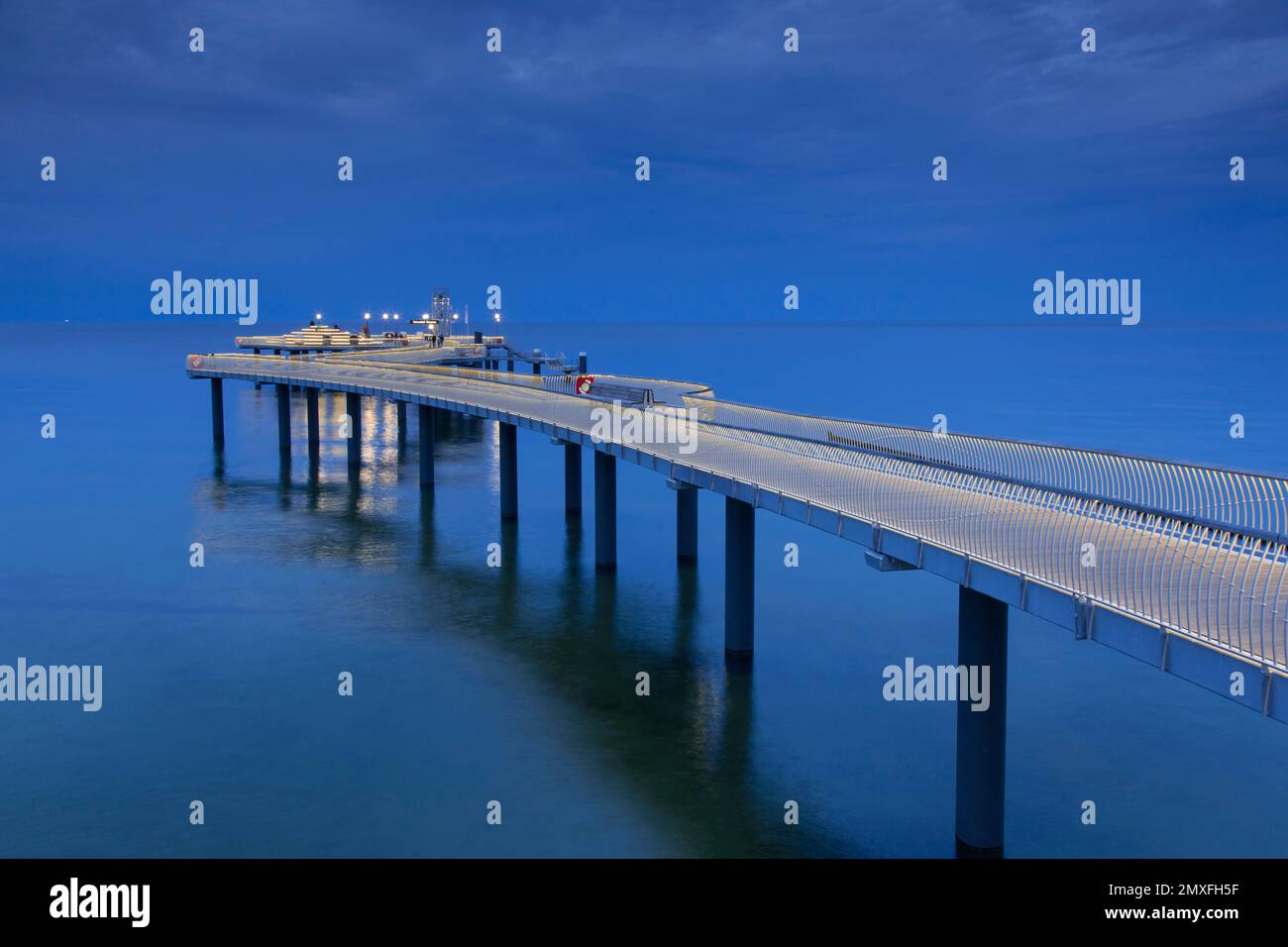 Koserow Pier / Seebrücke al crepuscolo sull'isola di Usedom nel Mar Baltico, Meclemburgo-Pomerania anteriore, Germania Foto Stock