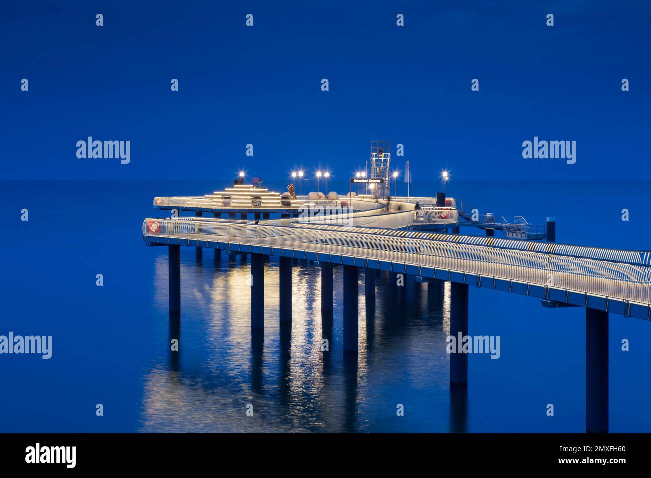 Koserow Pier / Seebrücke illuminato di notte sull'isola di Usedom nel Mar Baltico, Meclemburgo-Pomerania anteriore, Germania Foto Stock