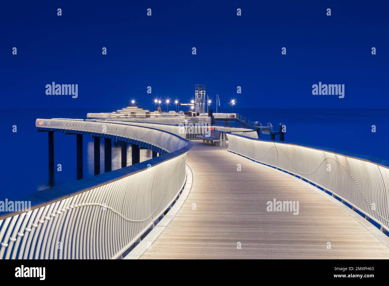Koserow Pier / Seebrücke illuminato di notte sull'isola di Usedom nel Mar Baltico, Meclemburgo-Pomerania anteriore, Germania Foto Stock