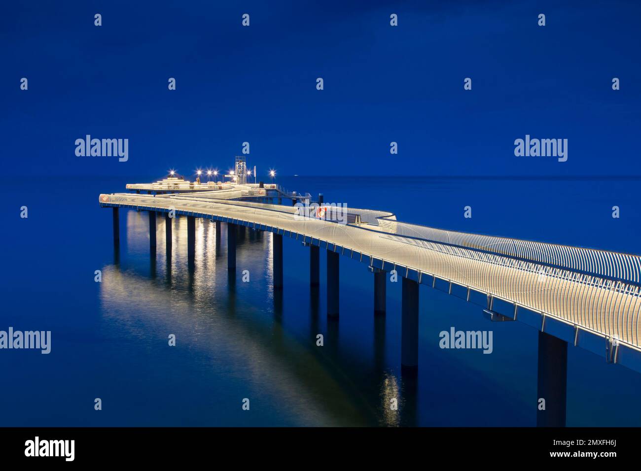 Koserow Pier / Seebrücke illuminato di notte sull'isola di Usedom nel Mar Baltico, Meclemburgo-Pomerania anteriore, Germania Foto Stock