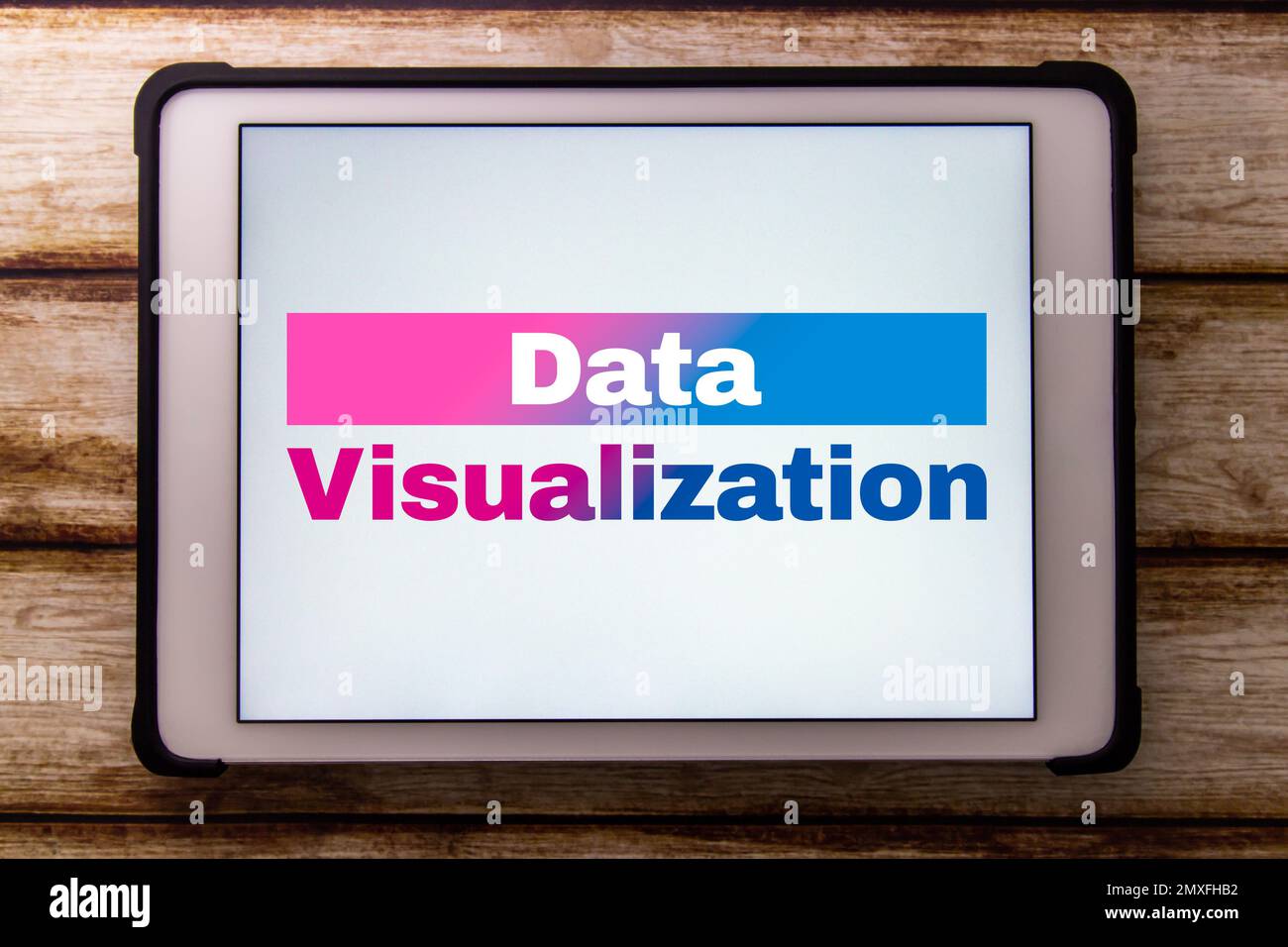 Parola chiave concettuale "Data Visualization" (visualizzazione dati) sul tablet su una tabella ombreggiata sbiadita. Visualizzare i dati per il concetto di business. Foto Stock