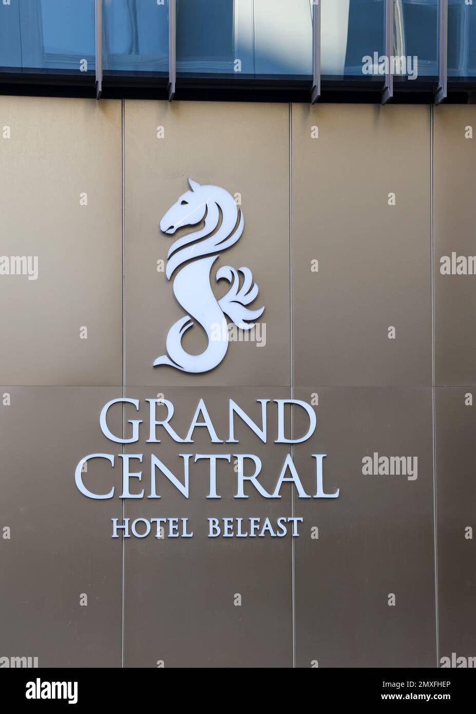 Vertical Grand Central Hotel Belfast segno all'esterno del centro di Belfast hotel con pedoni a piedi oltre l'hotel nel centro di Belfast. Foto Stock