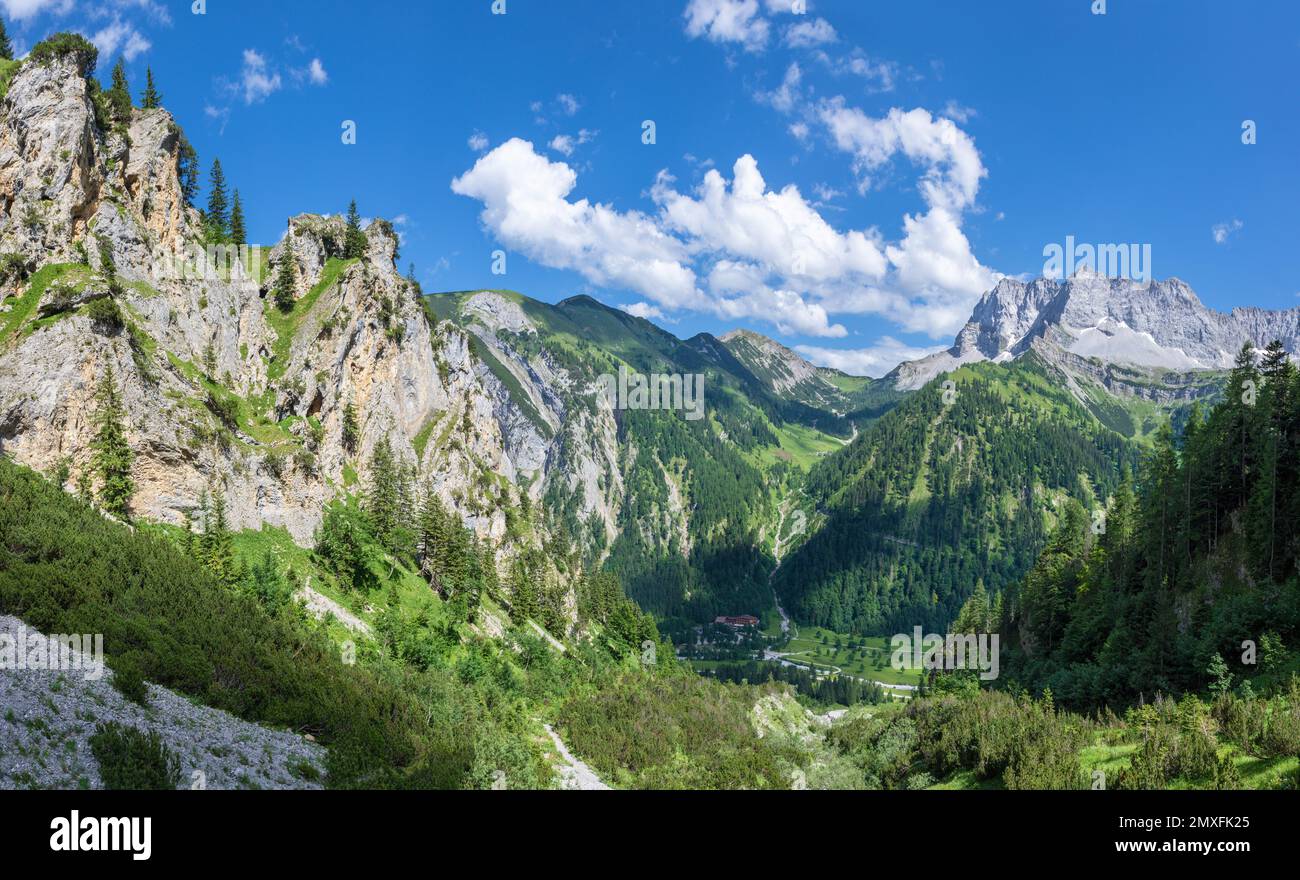 Le pareti nord dei monti Karwendel - picco di Lamsen spitze sopra l'Eng alto. Foto Stock