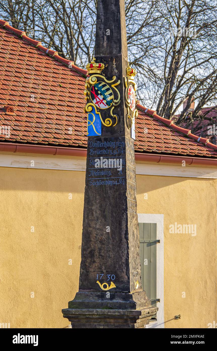 Storico pilastro elettorale sassone di fronte al principale punto di avvicinamento al Palazzo di Moritzburg vicino a Dresda, Sassonia, Germania. Foto Stock