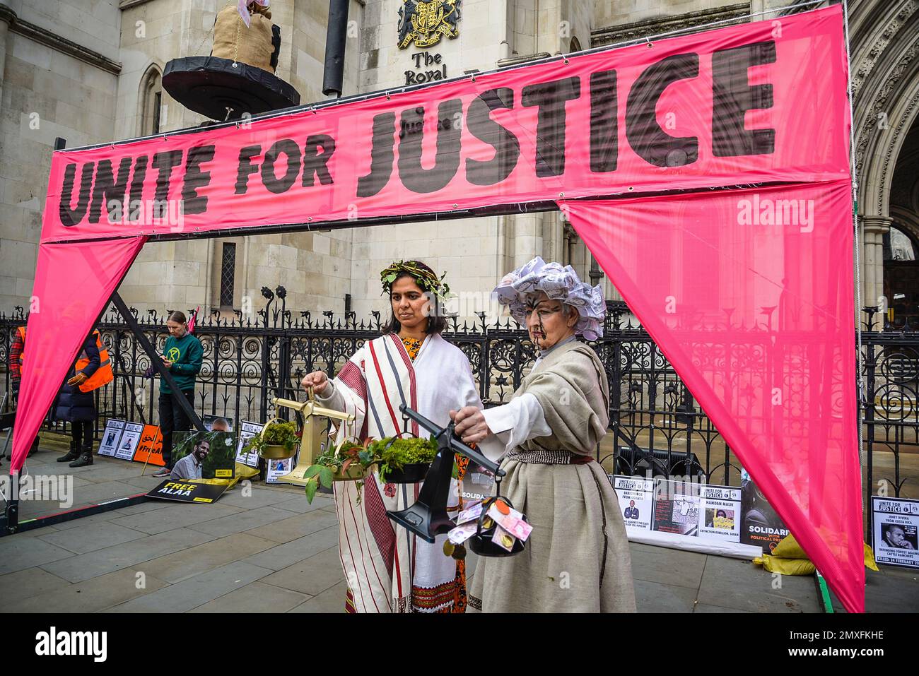 Extinction Rebellion protesta 'Unite per la Giustizia', un'azione per sollevare l'allarme sul sistema giudiziario britannico, Royal Courts of Justice, Londra, Inghilterra, Regno Unito Foto Stock