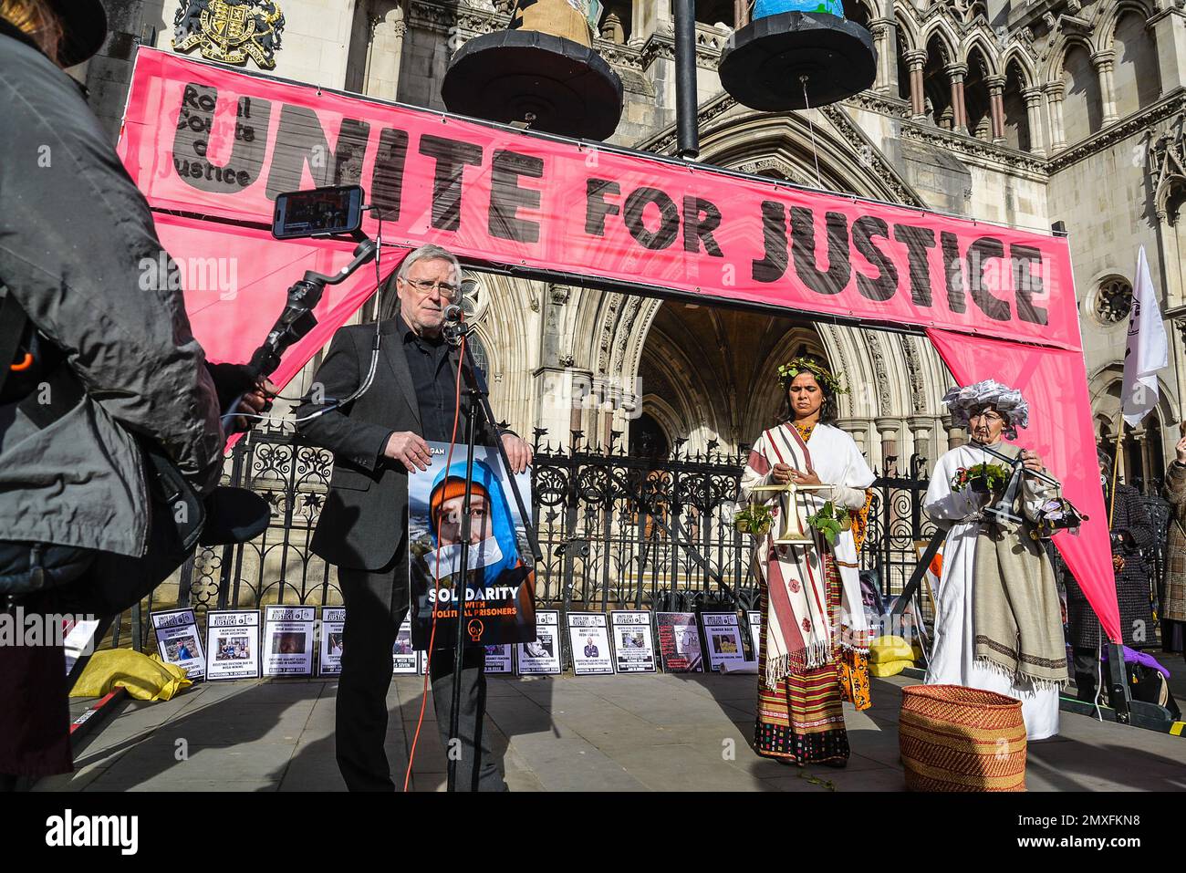 Discorso contro la detenzione dei manifestanti della XR, protesta della Rebellion di estinzione 'Unite per la giustizia', un'azione per sollevare l'allarme sul sistema giudiziario britannico, Ro Foto Stock