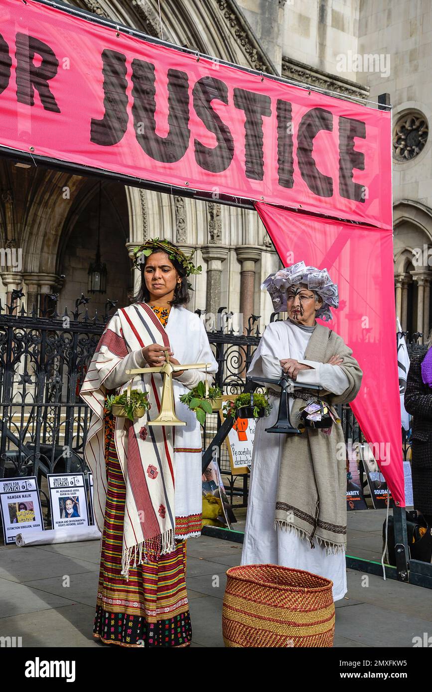 Extinction Rebellion protesta 'Unite per la Giustizia', un'azione per sollevare l'allarme sul sistema giudiziario britannico, Royal Courts of Justice, Londra, Inghilterra, Regno Unito Foto Stock
