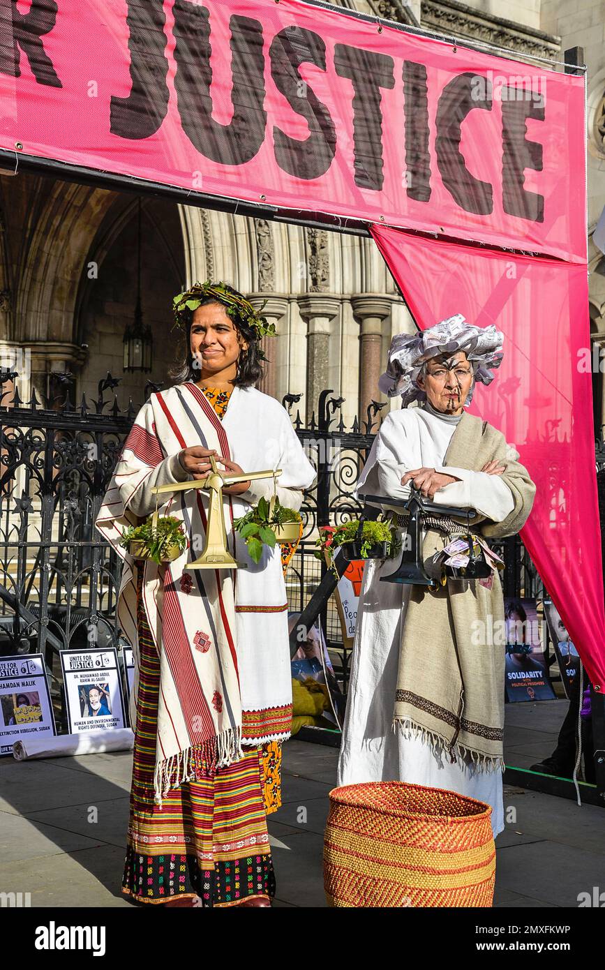 Extinction Rebellion protesta 'Unite per la Giustizia', un'azione per sollevare l'allarme sul sistema giudiziario britannico, Royal Courts of Justice, Londra, Inghilterra, Regno Unito Foto Stock