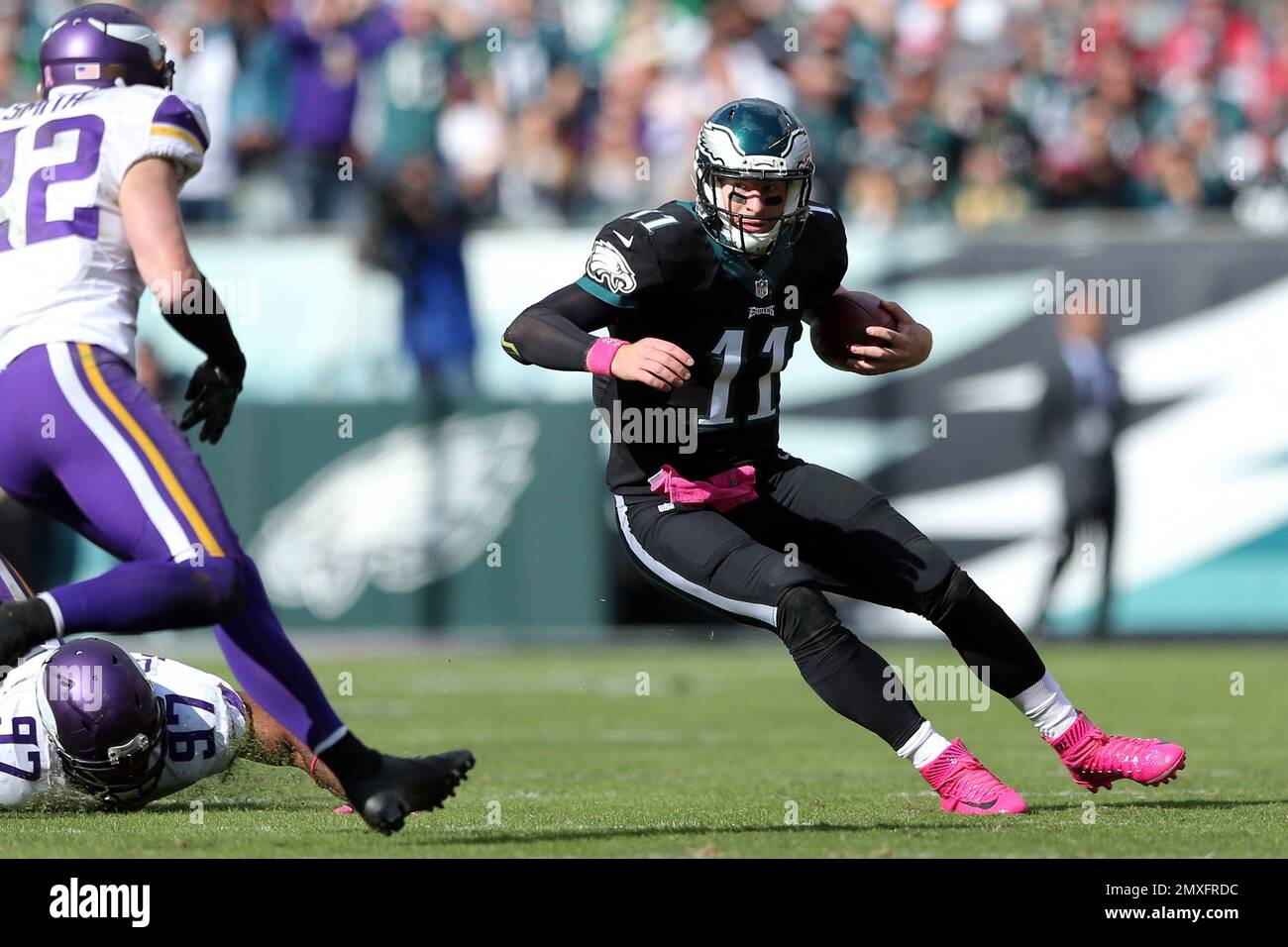 Philadelphia Eagles quarterback Carson Wentz (11) mira la repetición del  marcador de un fumble su equipo regresó para un touchdown en el cuarto  trimestre contra los Washington Redskins en FedEx Field en