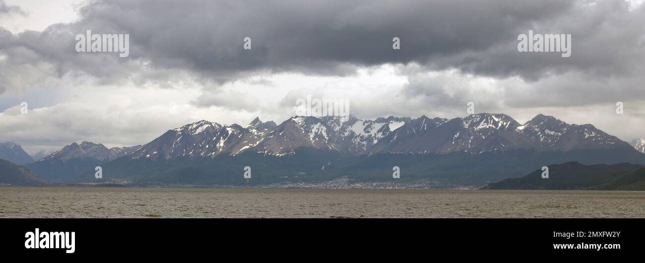 Ushuaia e le montagne innevate dietro la città, Tierra del Fuego, Patagonia, Argentina. Foto Stock