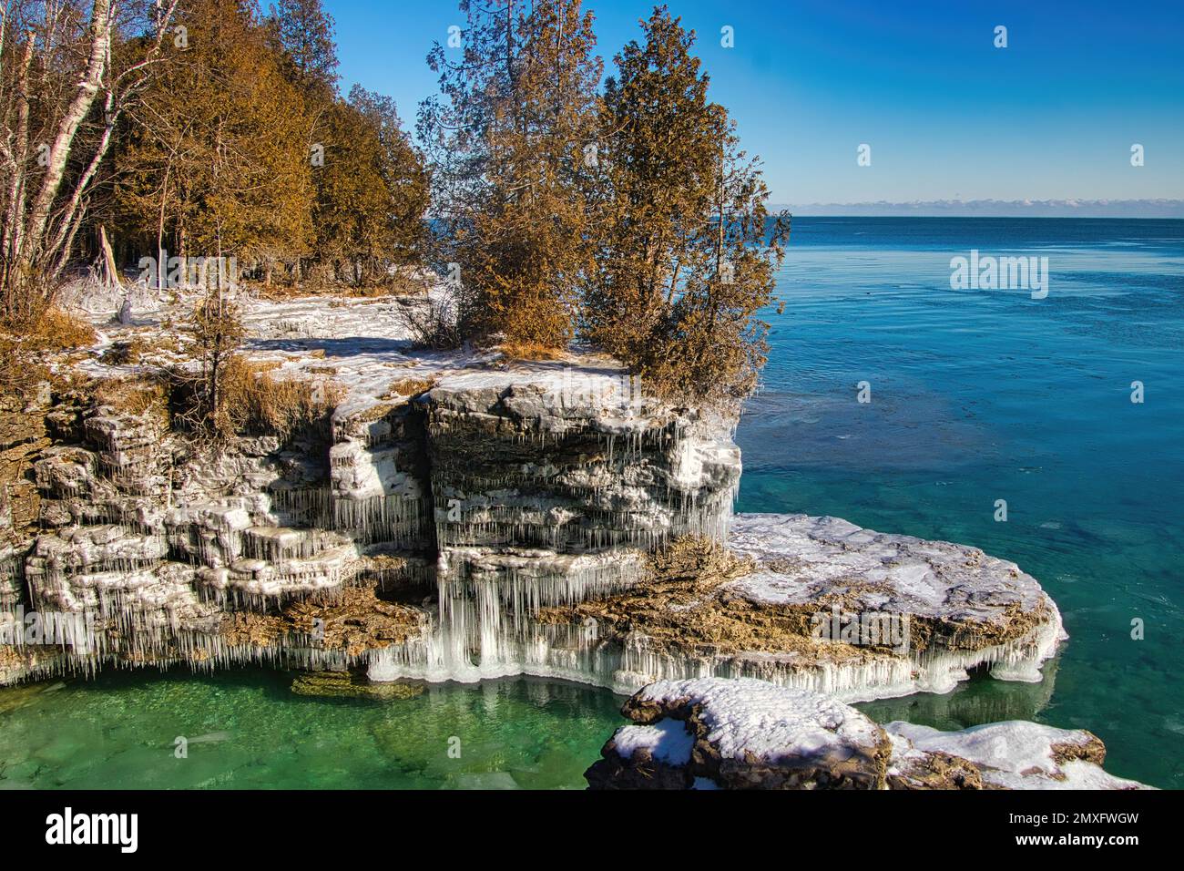 Le onde ghiacciate del lago Michigan si stagliano sulla costa rocciosa di Cave Point nella Door County Wisconsin. Foto Stock