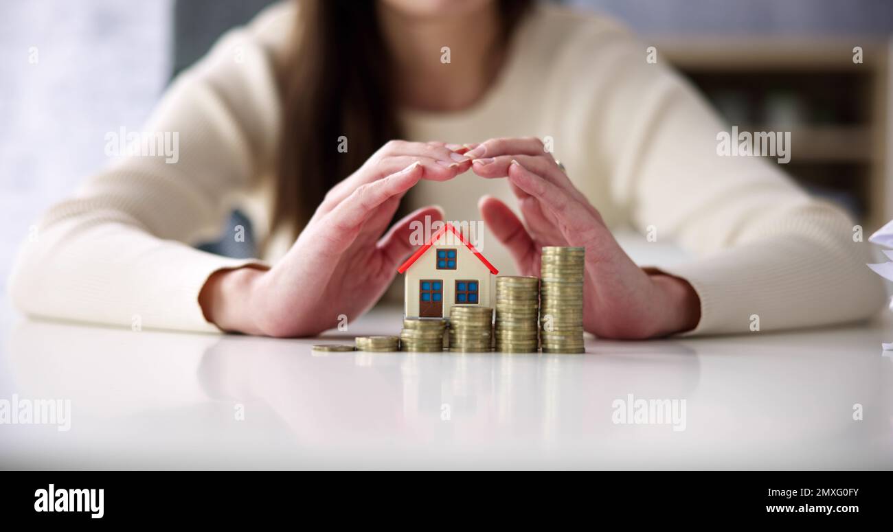 Assicurazione e protezione immobiliari. Aumento dei prezzi Foto Stock