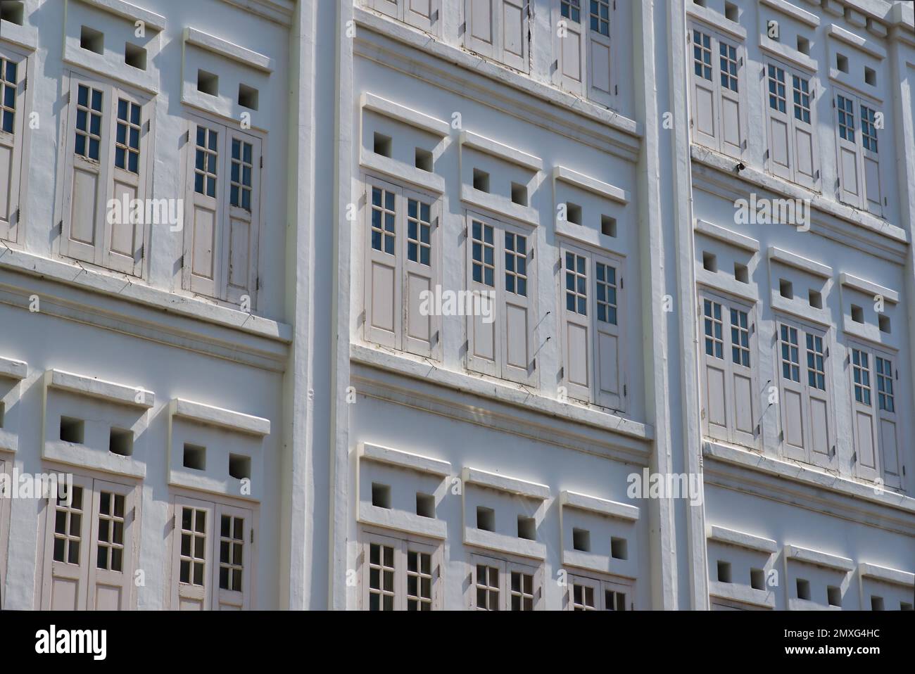Un primo piano di un hotel dall'esterno bianco a Singapore Foto Stock