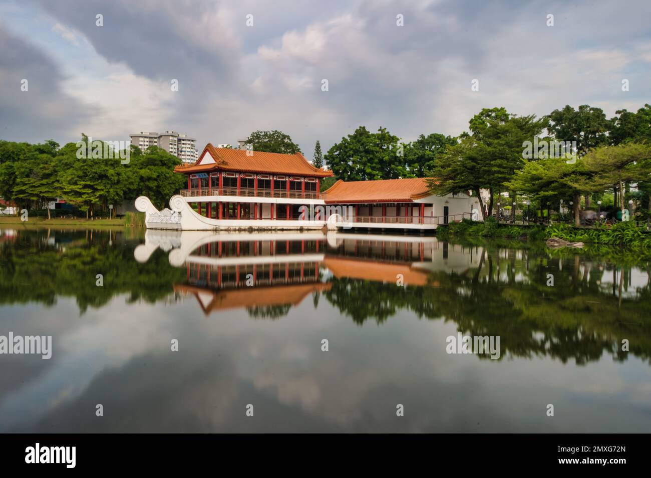Una barca di pietra e un padiglione nel parco del Giardino Cinese di Singapore. Foto Stock