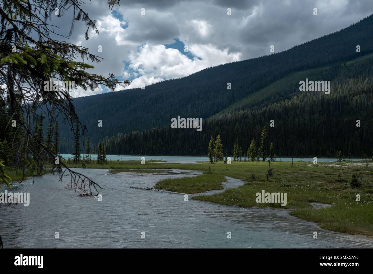 Osservare le vette gigantesche del lago Emerald in Canada Foto Stock