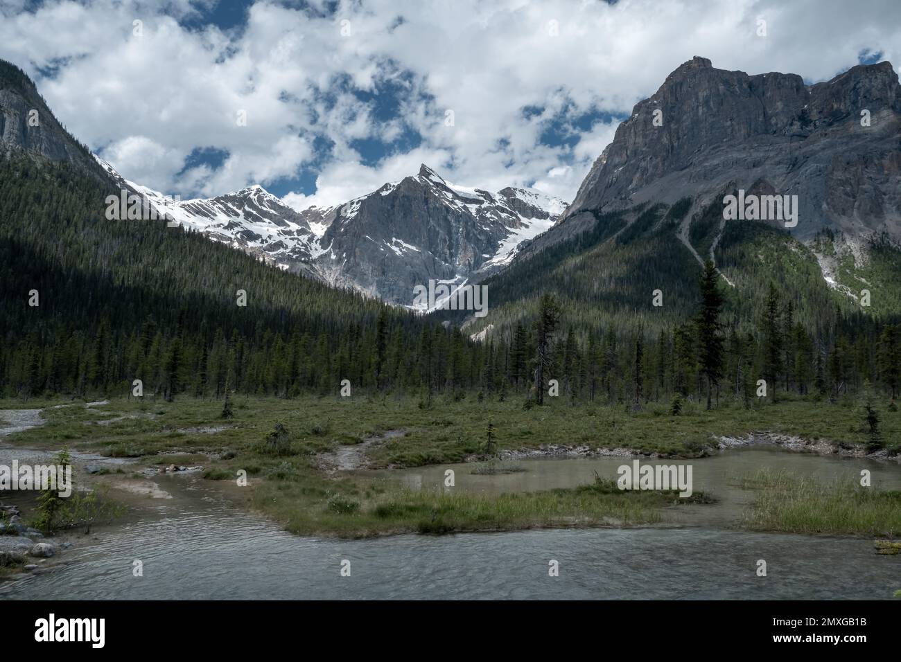Osservare le vette gigantesche del lago Emerald in Canada Foto Stock