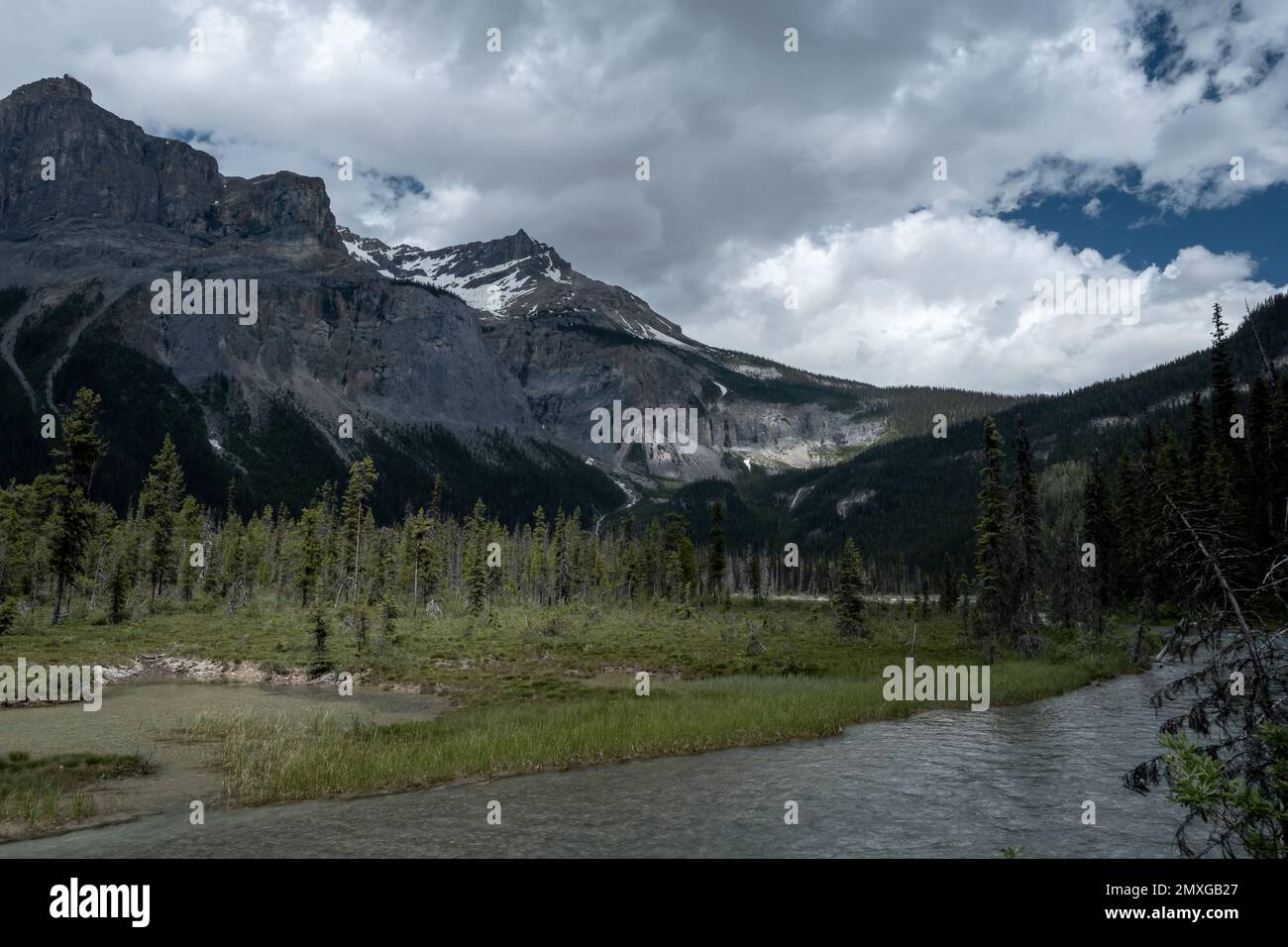 La vasta natura delle Montagne Rocciose canadesi al lago Emerald in Canada Foto Stock