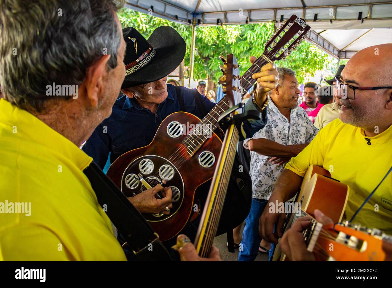 Goiania, Goias, Brasile – 29 gennaio 2023: Un gruppo di persone che suonano chitarre e cantano alla Festa della rivelazione dei Re. Foto Stock