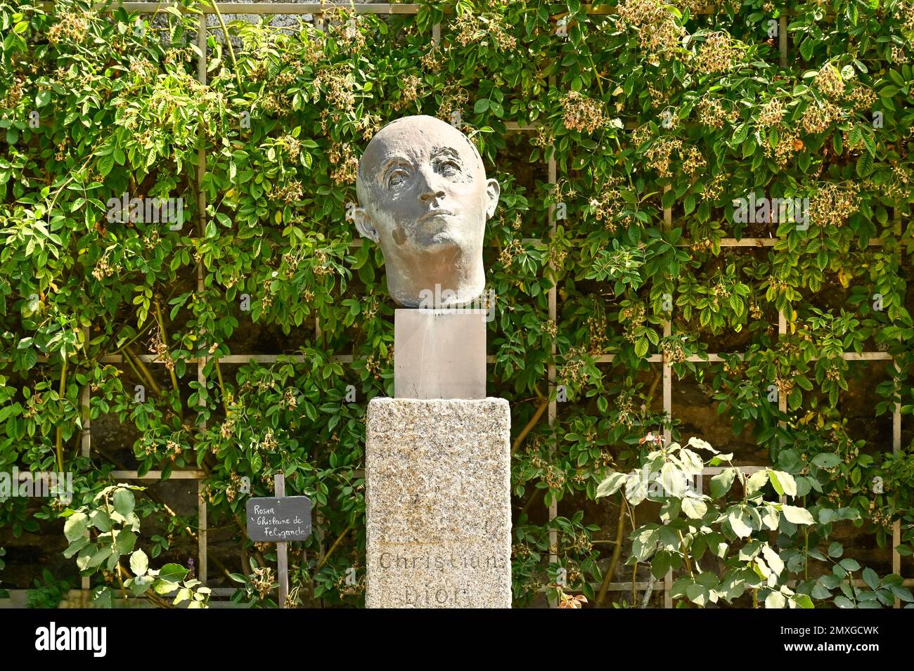 Il busto di Christian Dior al Musée Christian Dior nella villa "Les Rhumbs", Granville, Normandia, Francia Foto Stock