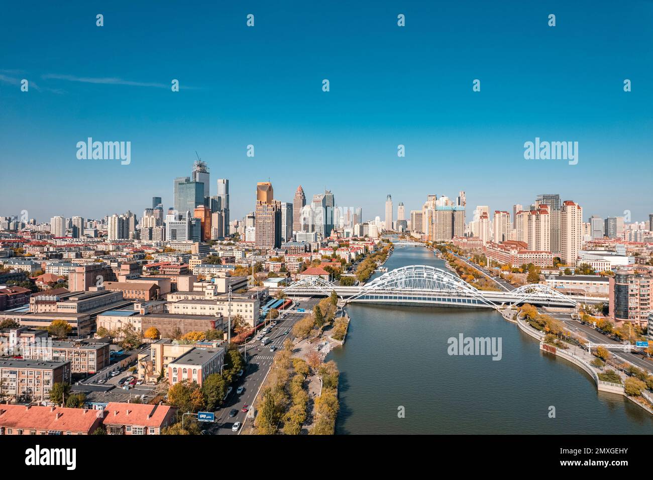 Ci sono non solo edifici con costumi diversi, ma anche vari ponti, proprio come il Danubio in Cina Foto Stock