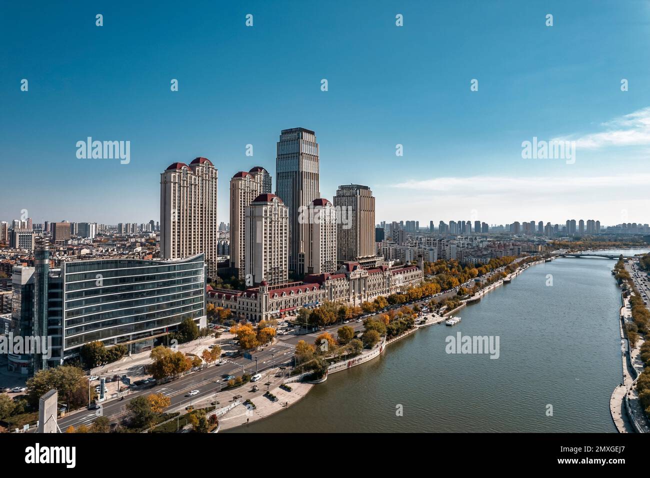 Ci sono non solo edifici con costumi diversi, ma anche vari ponti, proprio come il Danubio in Cina Foto Stock