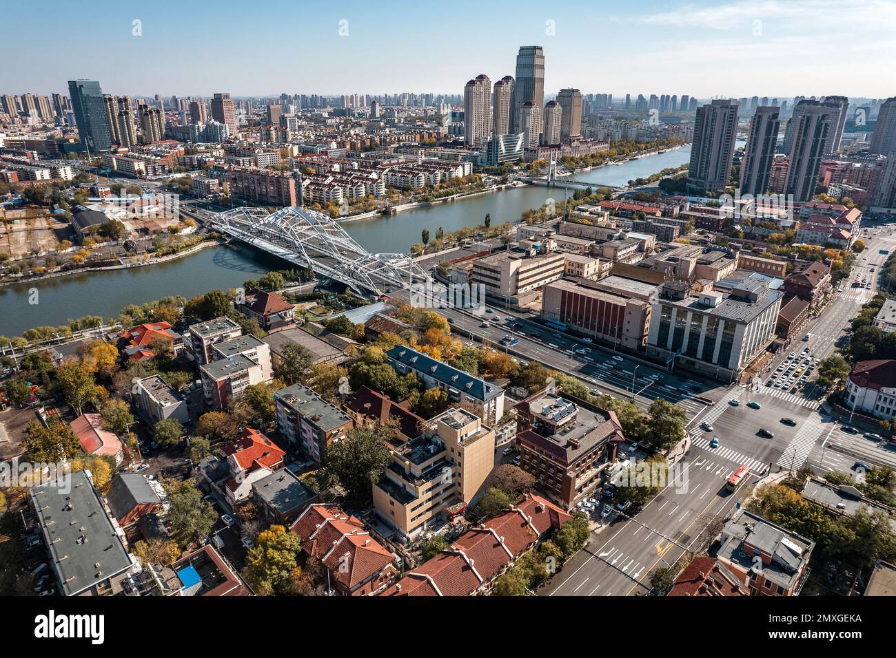 Ci sono non solo edifici con costumi diversi, ma anche vari ponti, proprio come il Danubio in Cina Foto Stock