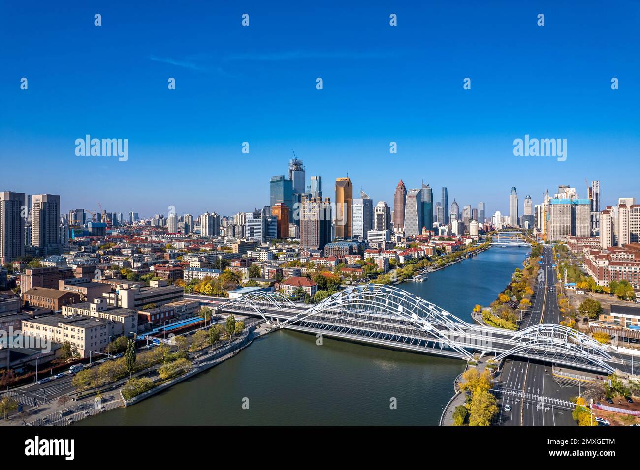 Ci sono non solo edifici con costumi diversi, ma anche vari ponti, proprio come il Danubio in Cina Foto Stock