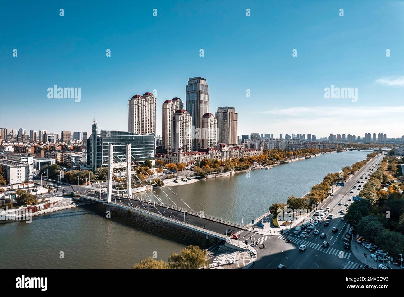 Ci sono non solo edifici con costumi diversi, ma anche vari ponti, proprio come il Danubio in Cina Foto Stock