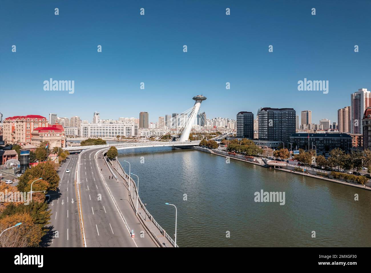 Ci sono non solo edifici con costumi diversi, ma anche vari ponti, proprio come il Danubio in Cina Foto Stock