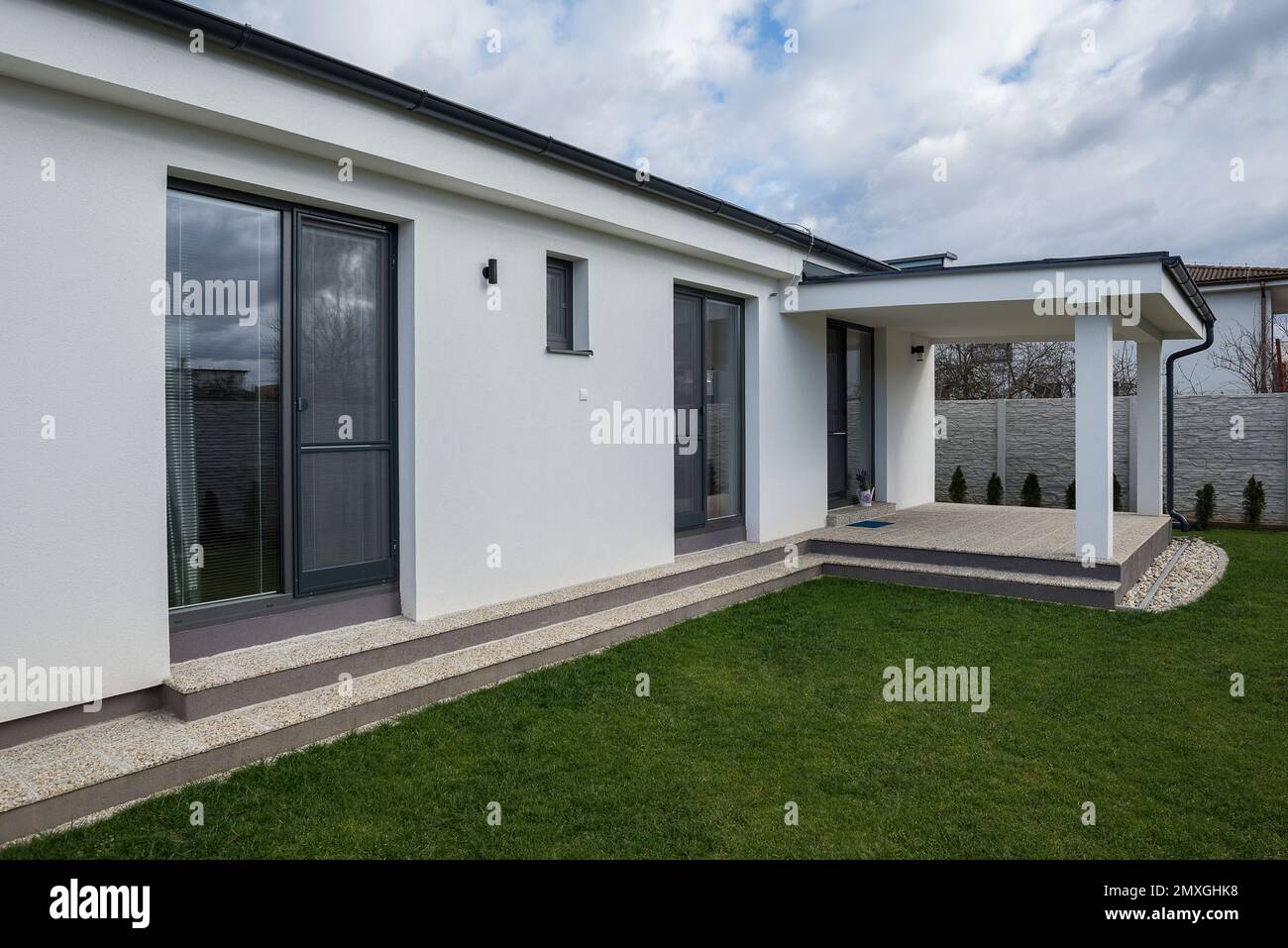 Porta del balcone con scale. Cortile della casa. Sportello dello schermo di insetti magnetico Foto Stock
