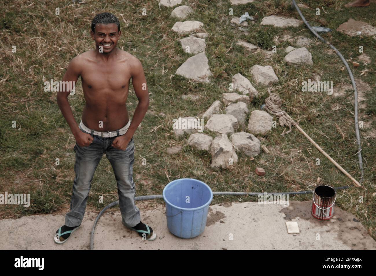 Stavo studiando carpenteria in Finlandia e mi è stato chiesto di andare a insegnare in Etiopia. Tutti i ritratti e le persone sono il personaggio della fabbrica. Gente simpatica e il sole splende molto. Lavorazione del legno in Africa Foto Stock