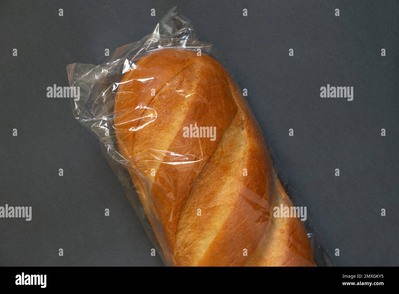 pagnotta di pane bianco in confezione su fondo isolato scuro primo piano Foto Stock