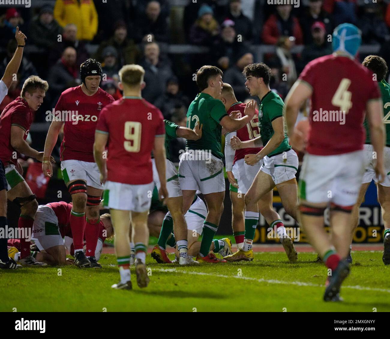 Colwyn Bay, Regno Unito. 03rd Feb, 2023. Colwyn Bay, Regno Unito. 03rd Feb, 2023. John Devine #12 festeggia con il marcatore James Nicholson #15 di Irlanda U20 durante la partita delle sei Nazioni 2023 U20 Galles vs Irlanda allo Stadiwm CSM, Colwyn Bay, Regno Unito, 3rd Febbraio 2023 (Foto di Steve Flynn/News Images) a Colwyn Bay, Regno Unito il 2/3/2023. (Foto di Steve Flynn/News Images/Sipa USA) Credit: Sipa USA/Alamy Live News Credit: Sipa USA/Alamy Live News Foto Stock