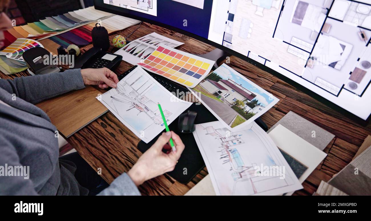 Real Estate Designer che lavora sul computer in ufficio Foto Stock