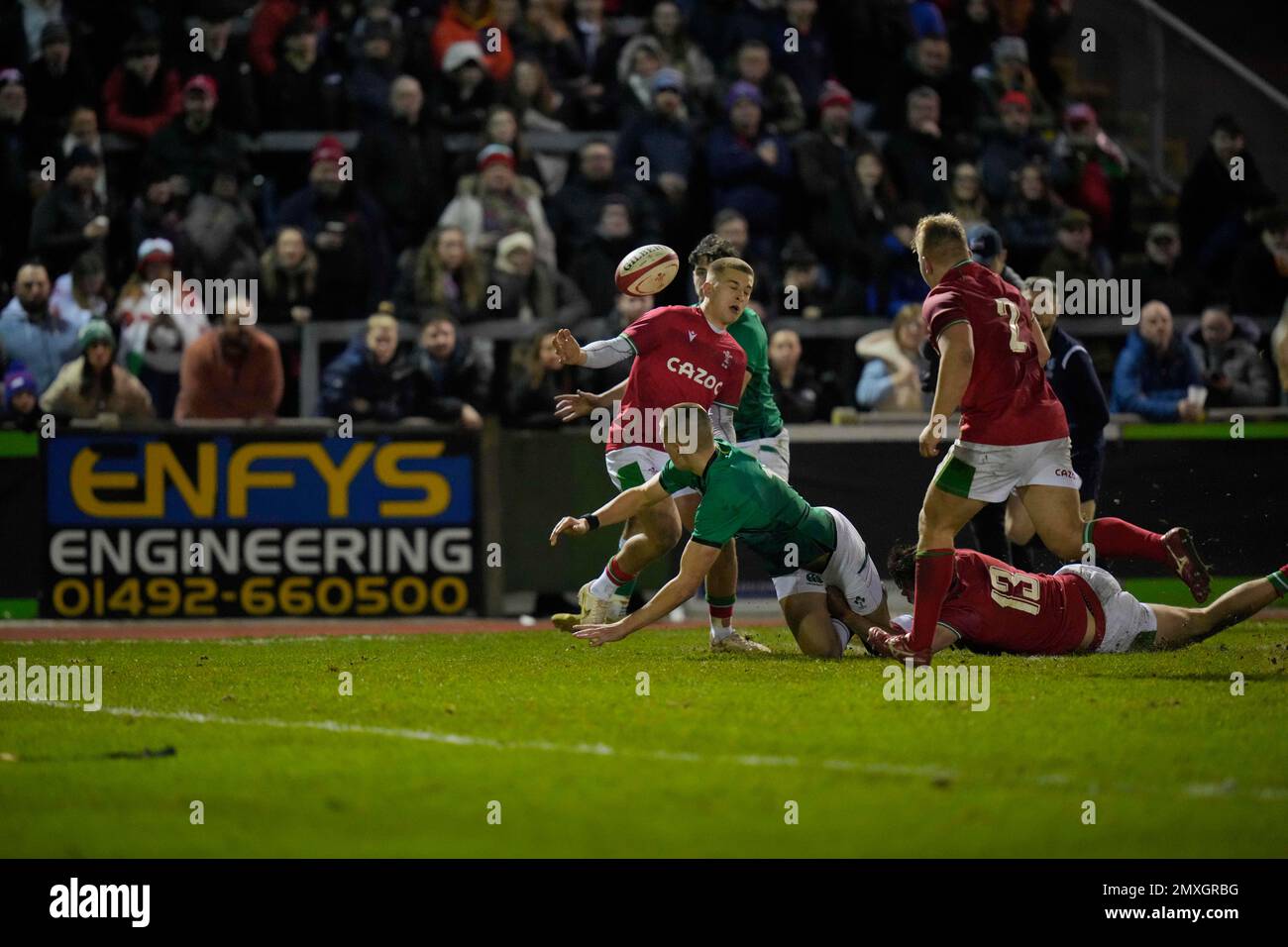 Colwyn Bay, Regno Unito. 03rd Feb, 2023. Colwyn Bay, Regno Unito. 03rd Feb, 2023. James Nicholson #15 of Ireland U20's tocca per segnare una prova durante la partita delle sei Nazioni 2023 U20 Galles vs Irlanda allo Stadiwm CSM, Colwyn Bay, Regno Unito, 3rd febbraio 2023 (Photo by Steve Flynn/News Images) a Colwyn Bay, Regno Unito il 2/3/2023. (Foto di Steve Flynn/News Images/Sipa USA) Credit: Sipa USA/Alamy Live News Credit: Sipa USA/Alamy Live News Foto Stock