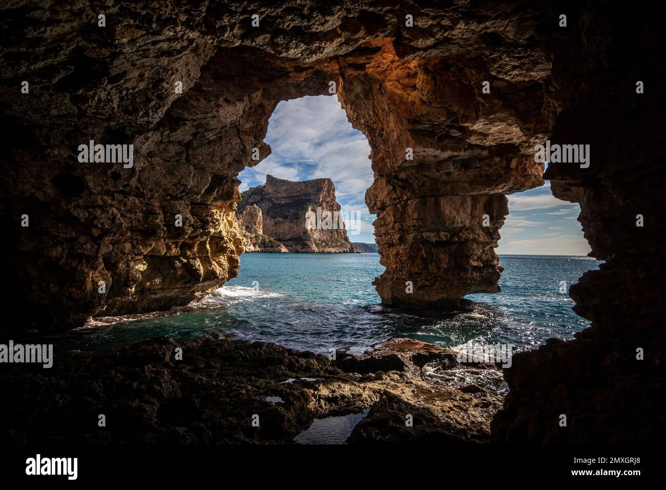 Caverna naturale sulla costa in Spagna, Benitatxell, Alicante, Cova dels Arcs. In questo luogo è possibile fare snorkeling Foto Stock