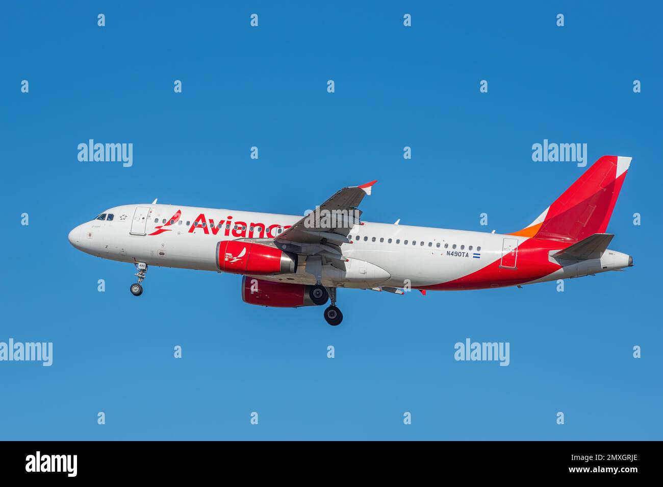 Avianca Airbus A320-233 con registrazione N490TA mostrato pochi istanti prima dell'atterraggio all'aeroporto internazionale di Los Angeles (LAX). Foto Stock