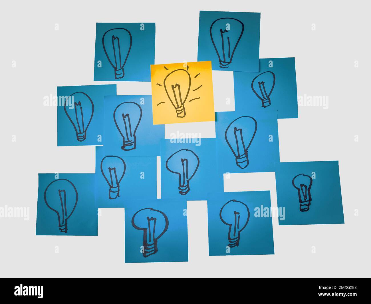 Concetto di lampadine con una lampadina illuminata per indicare immaginazione, idee e innovazione Foto Stock