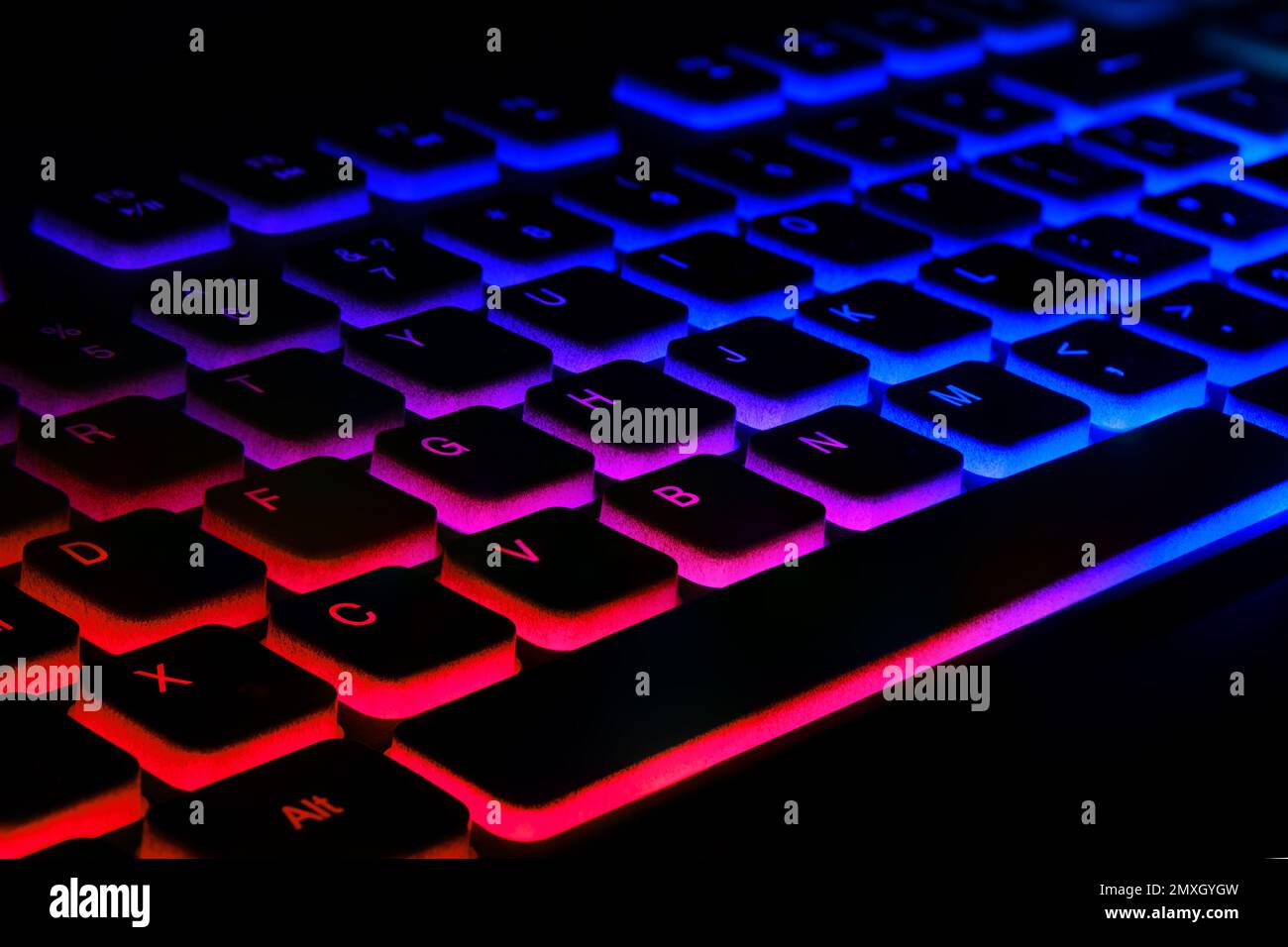 Frammento della tastiera di gioco con retroilluminazione a colori su sfondo  nero. Primo piano della tastiera del computer. Messa a fuoco selettiva Foto  stock - Alamy