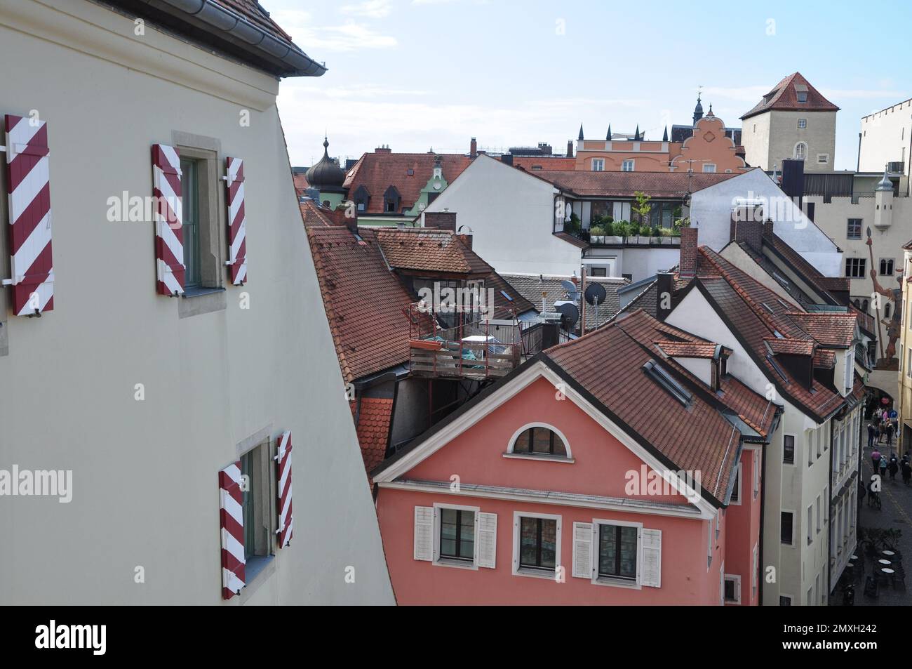 Vista panoramica sui tetti rossi della città bavarese di Regensburg, Germania. Regensburg. Vista delle facciate e dei tetti di tegole della città vecchia. Foto Stock