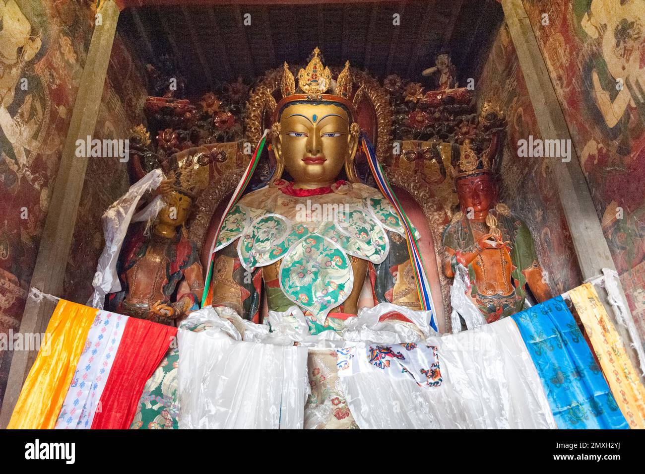 Statue dai colori vivaci delle divinità tibetane all'interno del coro buddista di Kumbum a Gyantse nel monastero di Pelkor Chode - Tibet Foto Stock