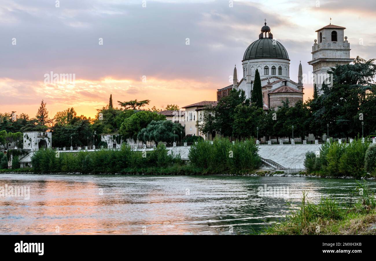 Tramonto sul santuario di nostra Signora di Lourdes. Santuario a Verona. Foto Stock