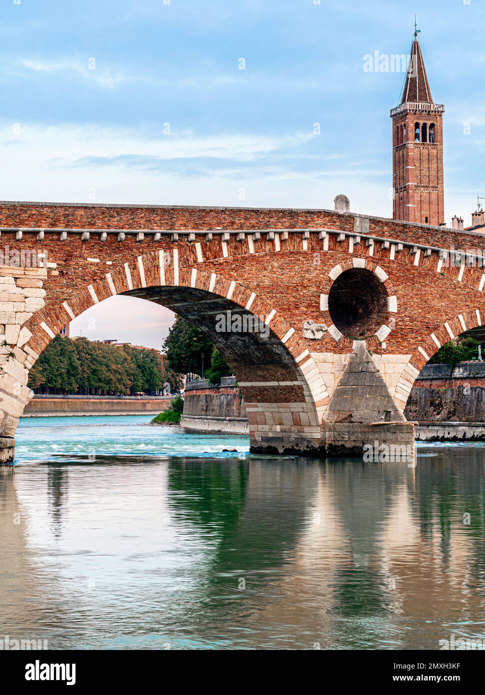 Ponte in pietra Verona - ponte ad arco romano. Immagine verticale. Foto Stock