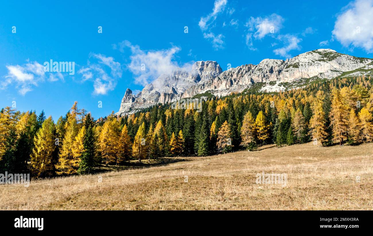 Splendida vista panoramica sul paesaggio trentino durante la bella luce del giorno. Foto Stock