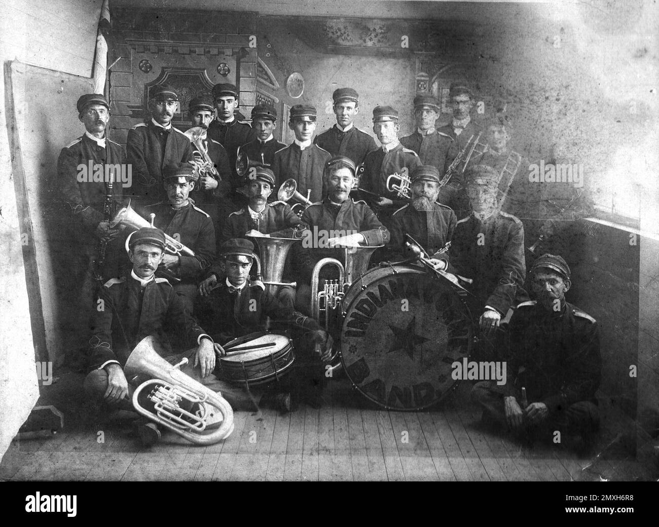 Autentico ritratto di gruppo di cornetti dell'Indiana del XIX secolo: Fotografia vintage in bianco e nero di musicisti in ottone con strumenti musicali storici, foto circa fine anni '1800 Foto Stock