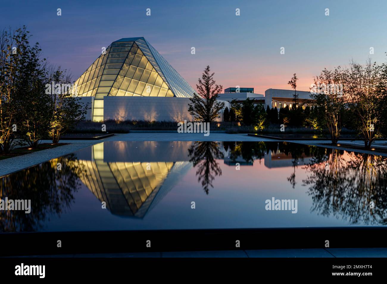 L'Ismaili Centre è una sala di preghiera musulmana a North York, Ontario, ad appena cinque piscine riflettenti dal Museo Aga Khan. Foto Stock