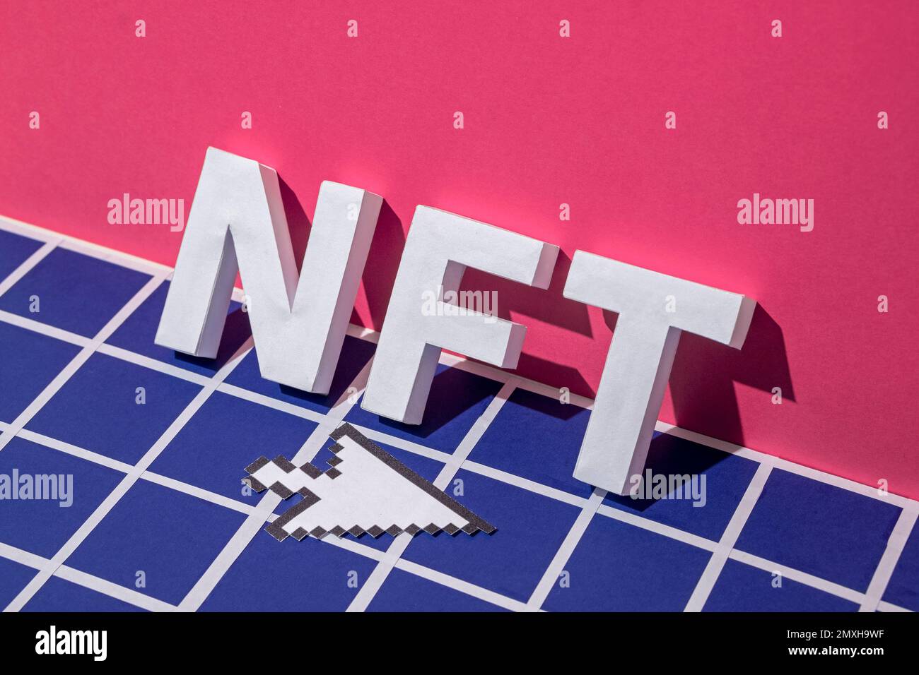 Interfaccia del mouse con lettere NFT e cursore a freccia. Concetto minimo di token crittografico basato su blockchain e innovazioni del futuro per l'arte digitale Foto di alta qualità Foto Stock