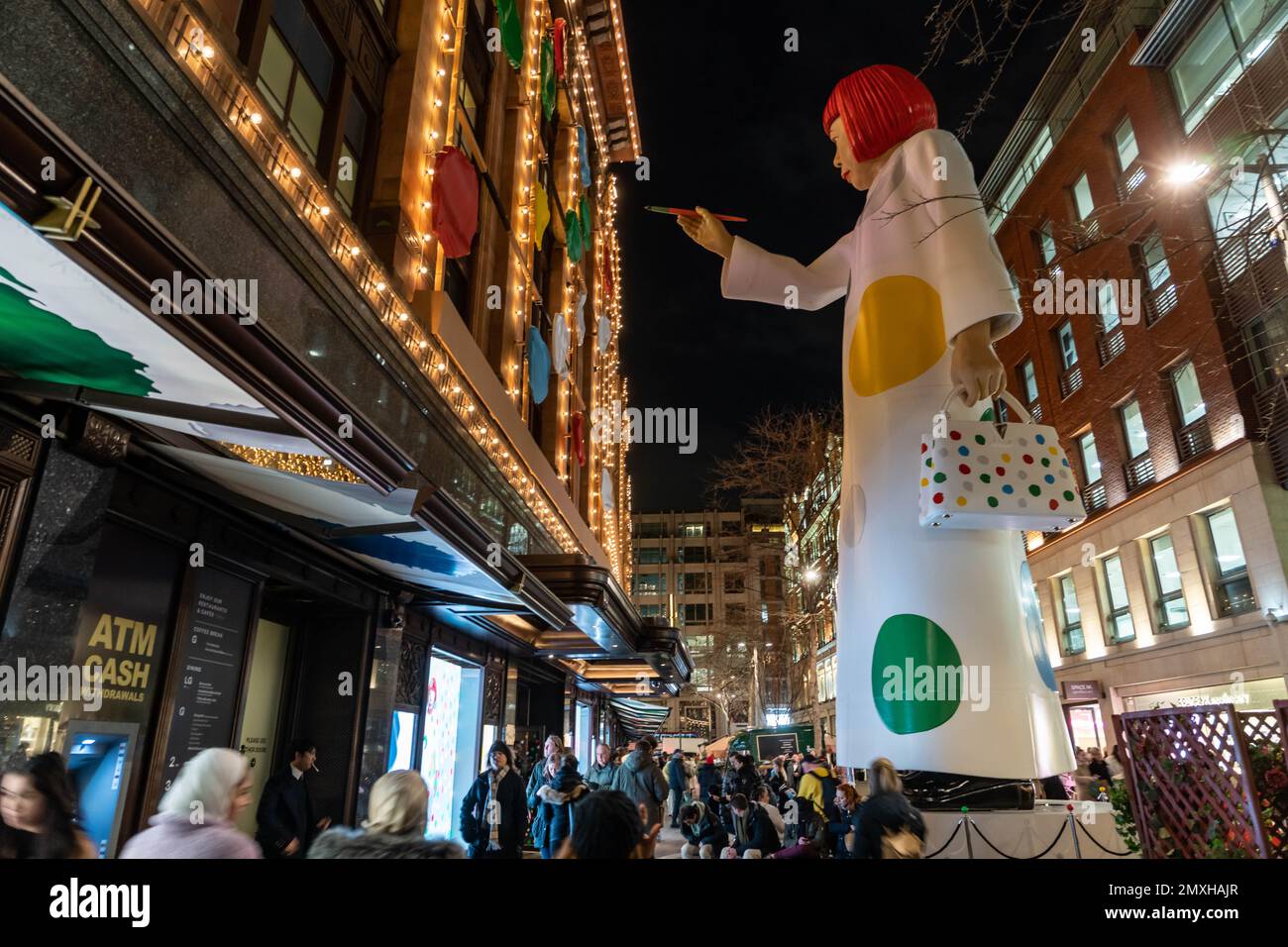 © Jeff Moore - Una statua di 50 piedi dell'artista giapponese Yayoi Kasuma si erge fuori Harrods, aggrappando la sua borsa LV e i puntini di 'pittura' per il lancio lo Foto Stock
